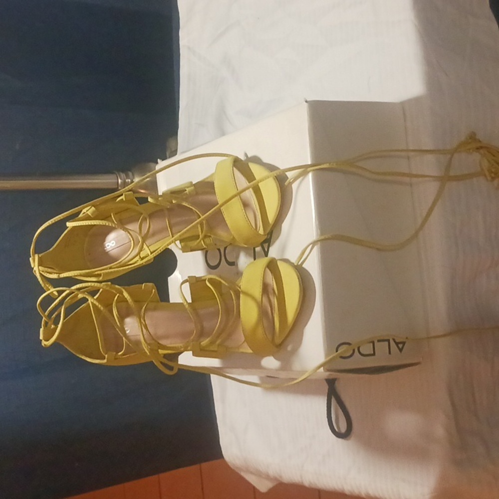 ALDO Chartreuse Mary  Yellow Stilletto Heels size 7.5